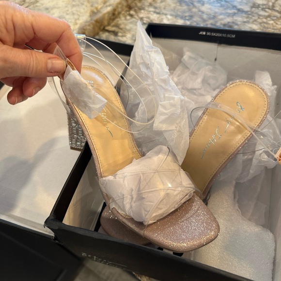 BETSEY Johnson NEW, Dressy heeled sandals ideal for a wedding or bride - Picture 5 of 7